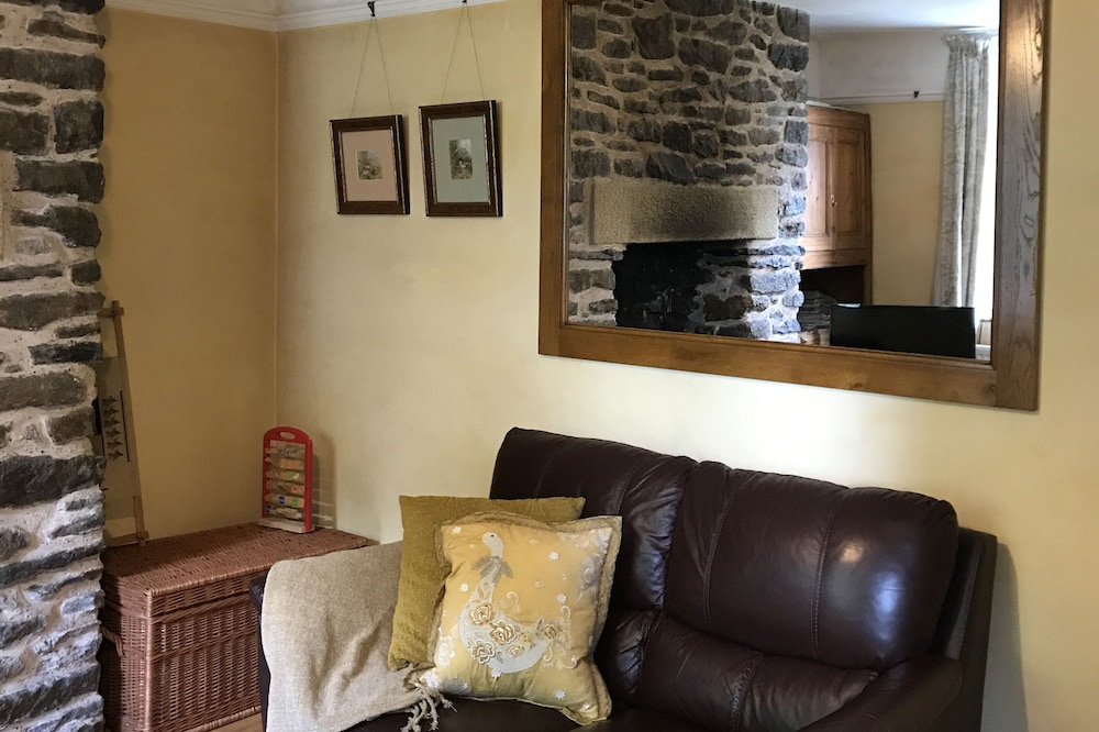 Torside Holiday Cottage in Stunning Peak Cavern Gorge, Castleton