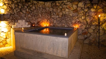 Outdoor spa tub