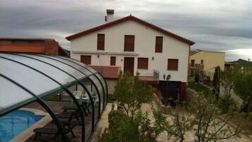 Een binnenzwembad en een buitenzwembad