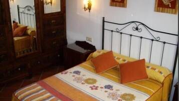 4 slaapkamers, een strijkplank/strijkijzer, reisbedje, gratis wifi