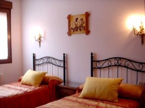 4 bedrooms, iron/ironing board, travel cot, free WiFi - Rural House Refugio La Covatilla I 8-11 Squares  (Hoya (La))