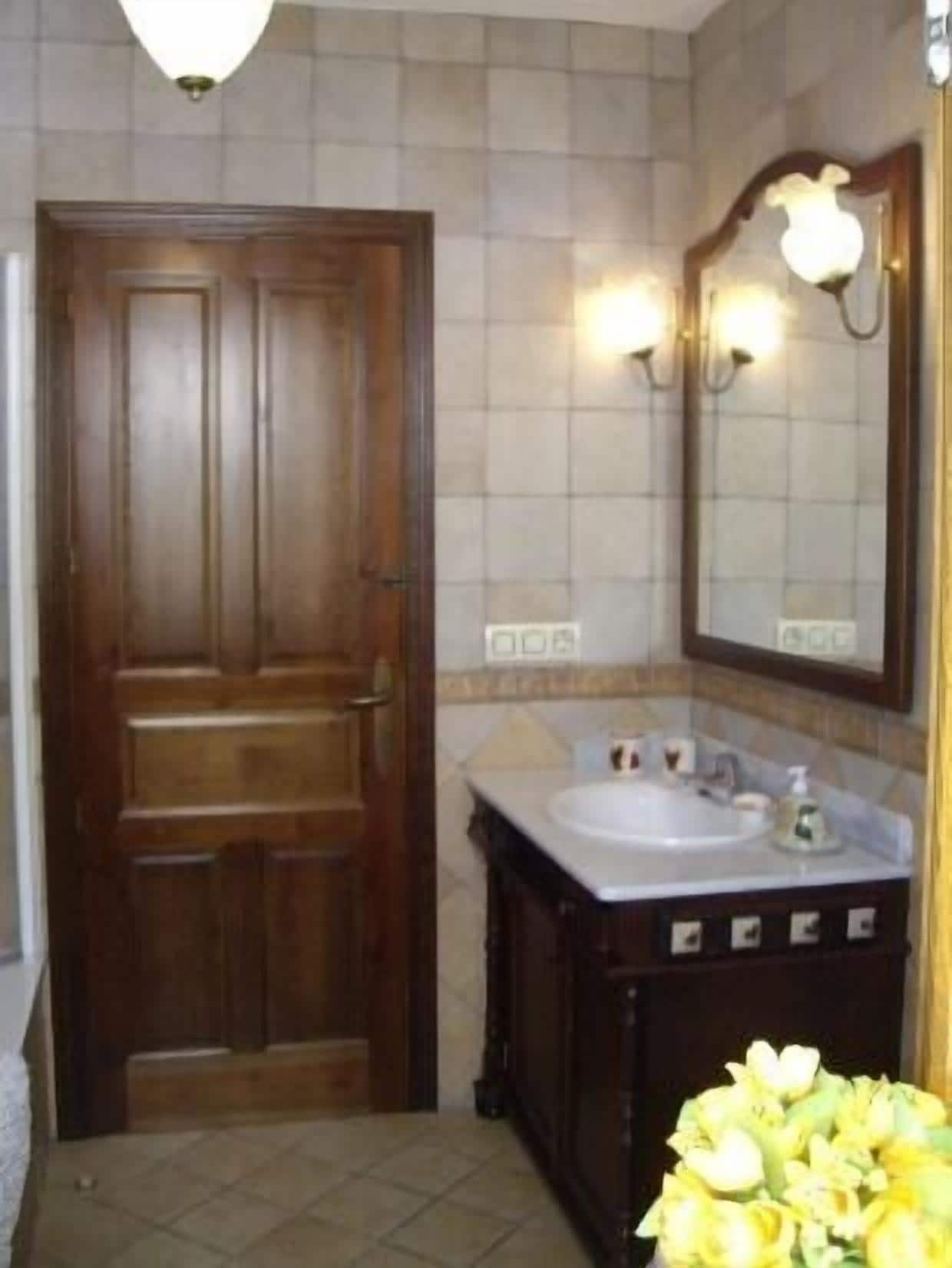 浴缸、吹风机、坐浴桶、毛巾