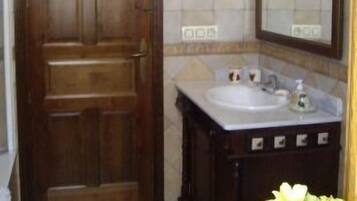 Baignoire, sĂšche-cheveux, bidet, serviettes fournies