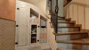 A staircase with wooden steps and a metal railing. - Cottage (full rental) La Cabaña for 10 people (Ibeas de Juarros)