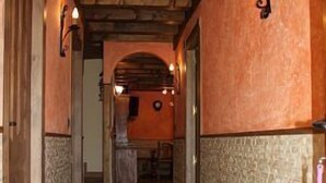 A hallway with wooden beams, stone walls, and tiled flooring. - Cottage (full rental) La Cabaña for 10 people (Ibeas de Juarros)