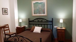 5 slaapkamers, een strijkplank/strijkijzer, reisbedje, gratis wifi