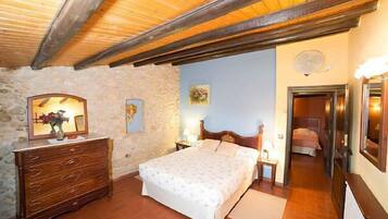 6 chambres, fer et planche à repasser, Wi-Fi, draps fournis