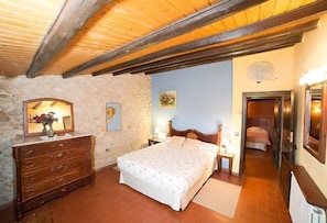 6 bedrooms, iron/ironing board, WiFi, bed sheets - 19th century Charming rural house in Catalonia near Girona with pool, barbecue.. (Fontcoberta)