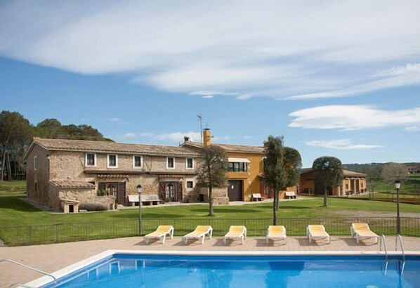 Outdoor pool - 19th century Charming rural house in Catalonia near Girona with pool, barbecue.. (Fontcoberta)
