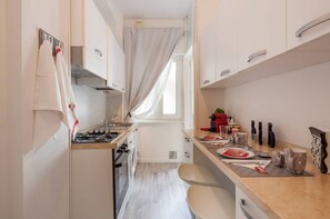 Refrigerador, microondas, parrilla de estufa y cafetera y tetera 