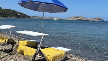 Plage, chaises longues