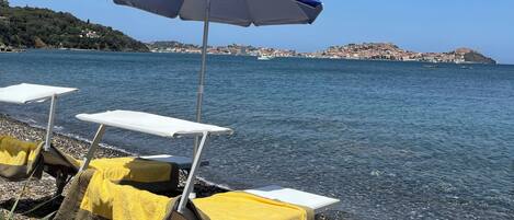 På stranden og solsenger