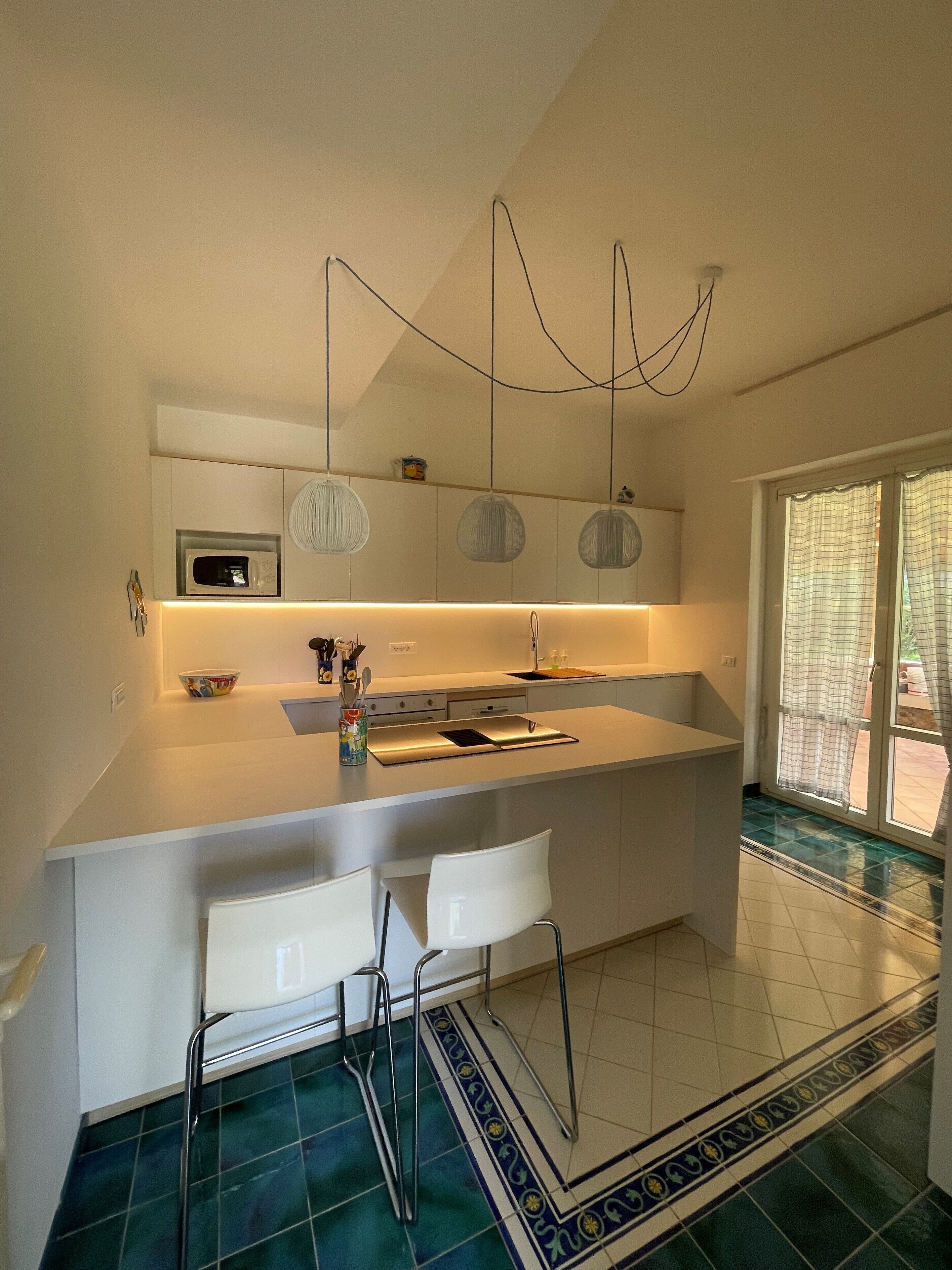 Frigorifero, microonde, forno, piano cottura