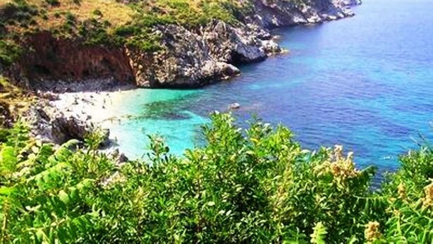 A coastal landscape with a rocky shoreline and clear blue waters. - Villa Gelvi. Apartment in villa 2 minutes from the sea (wi fi, solarium, games) (Castellammare del Golfo)