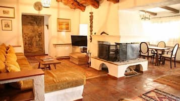 Smart TV, fireplace, stereo