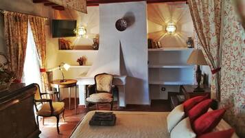 8 bedrooms, desk, iron/ironing board, travel cot