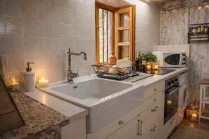 Kjøleskap, mikrobølgeovn, ovn og kokeplater