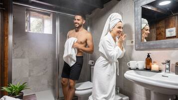 Een douche, een haardroger, een bidet, handdoeken