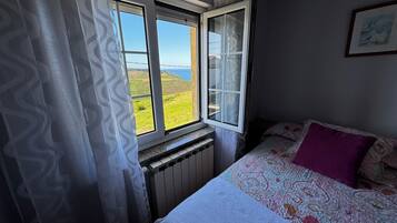 2 slaapkamers, een strijkplank/strijkijzer, reisbedje, gratis wifi