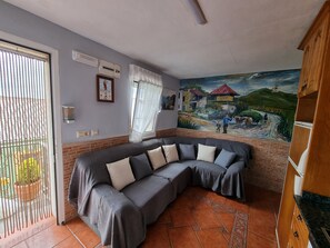 Télévision, baby-foot, table de tennis de table, livres