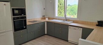 Architect-designed villa for 8 people close to the beach