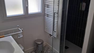 Een douche, een haardroger, toiletpapier