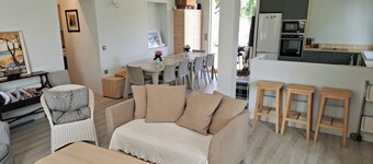 Architect-designed villa for 8 people close to the beach