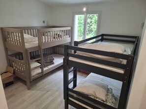 2 bedrooms, iron/ironing board, free WiFi