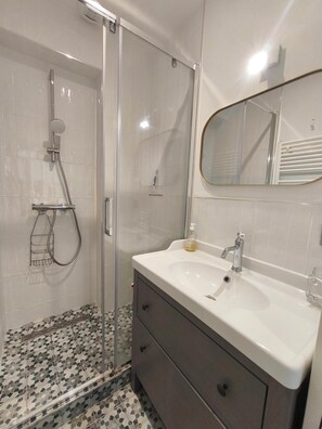 Douche, sèche-cheveux, papier toilette