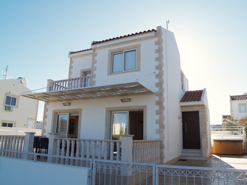 Villa Luigi DPSI8-Two Bed Villa in a walking distance to Protaras beach