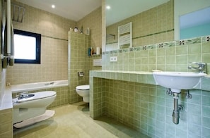 Bathtub, bidet