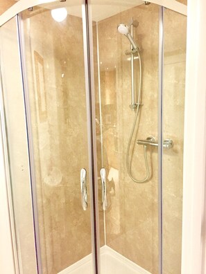 Badewanne, Haartrockner, Handtücher, Seife