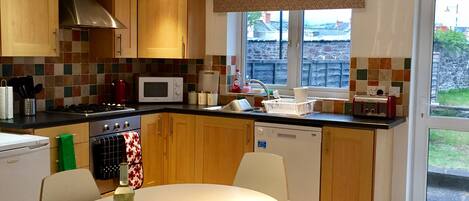 冷蔵庫、電子レンジ、オーブン、コンロ