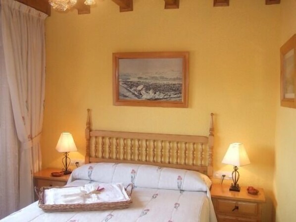 4 bedrooms, iron/ironing board, free WiFi, bed sheets