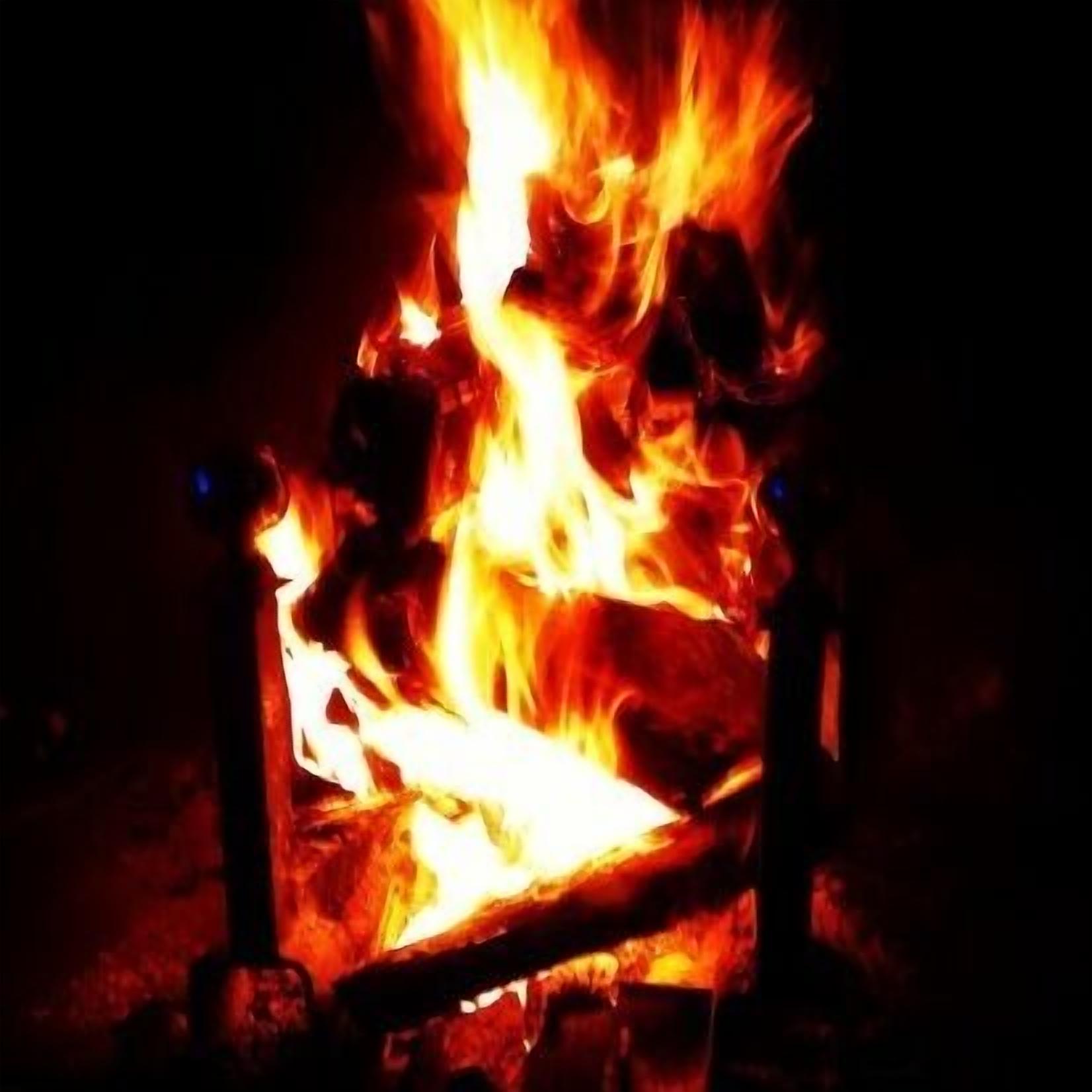 Un fuoco da campo con tronchi e fiamme.