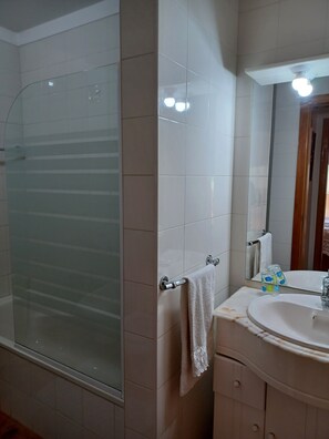 Combined shower/bathtub, hair dryer, bidet, towels - CLOSED CONDOMINIUM ACCOMMODATION WITH POOL AND LARGE Internet TERRACE, 1000 m from the BEACH (Póvoa de Varzim)