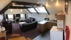 Télévision, lecteur de DVD, livres