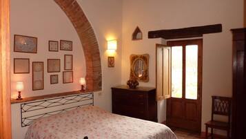 2 camere, una scrivania, ferro/asse da stiro, culla da viaggio