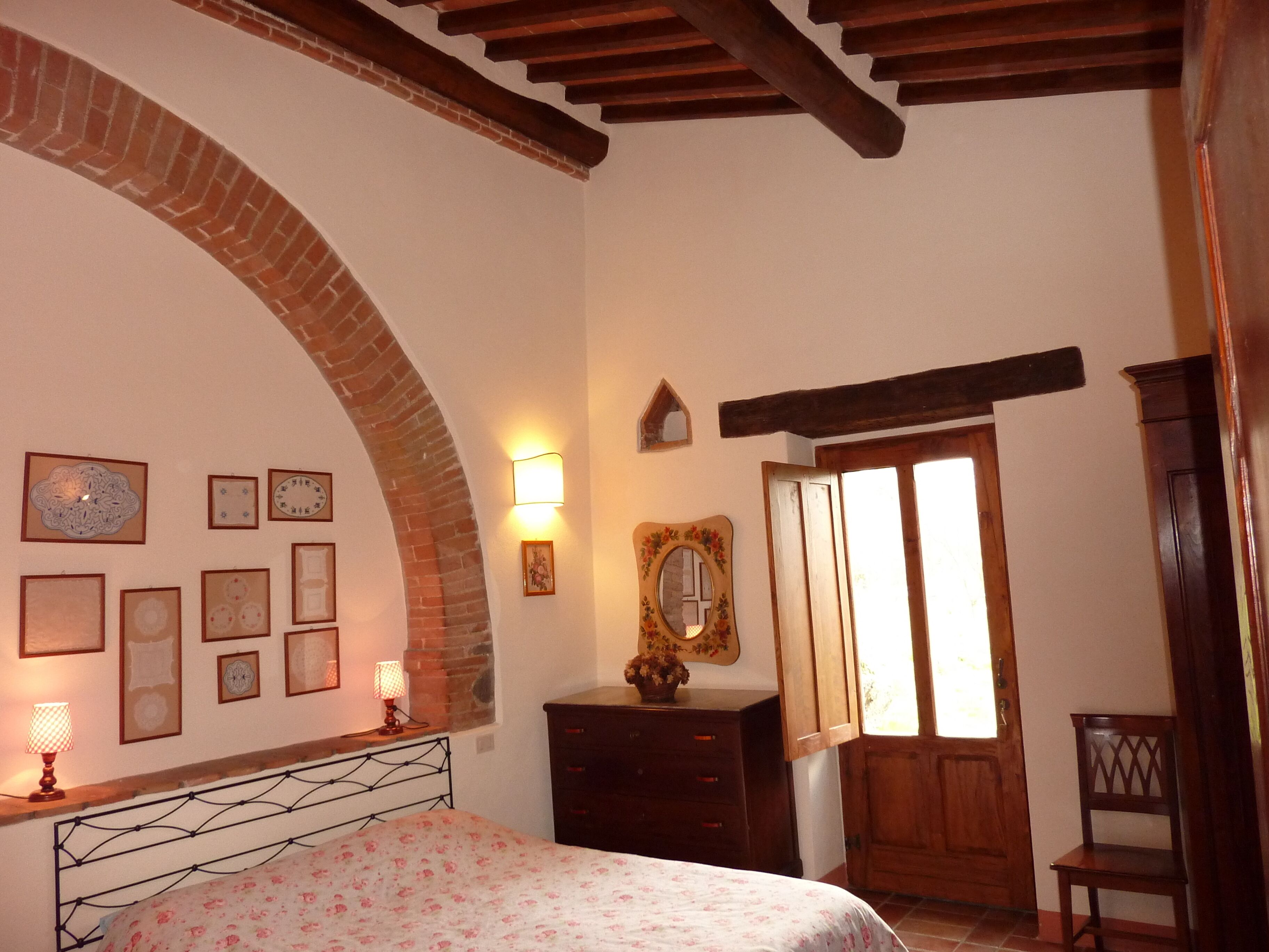 2 soverom, skrivebord, strykejern/-brett og reiseseng for barn