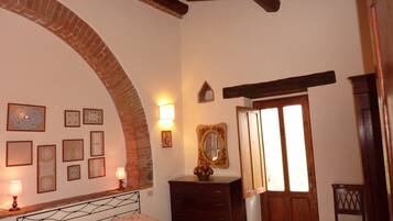 2 chambres, bureau, fer et planche Ă repasser, lit parapluie