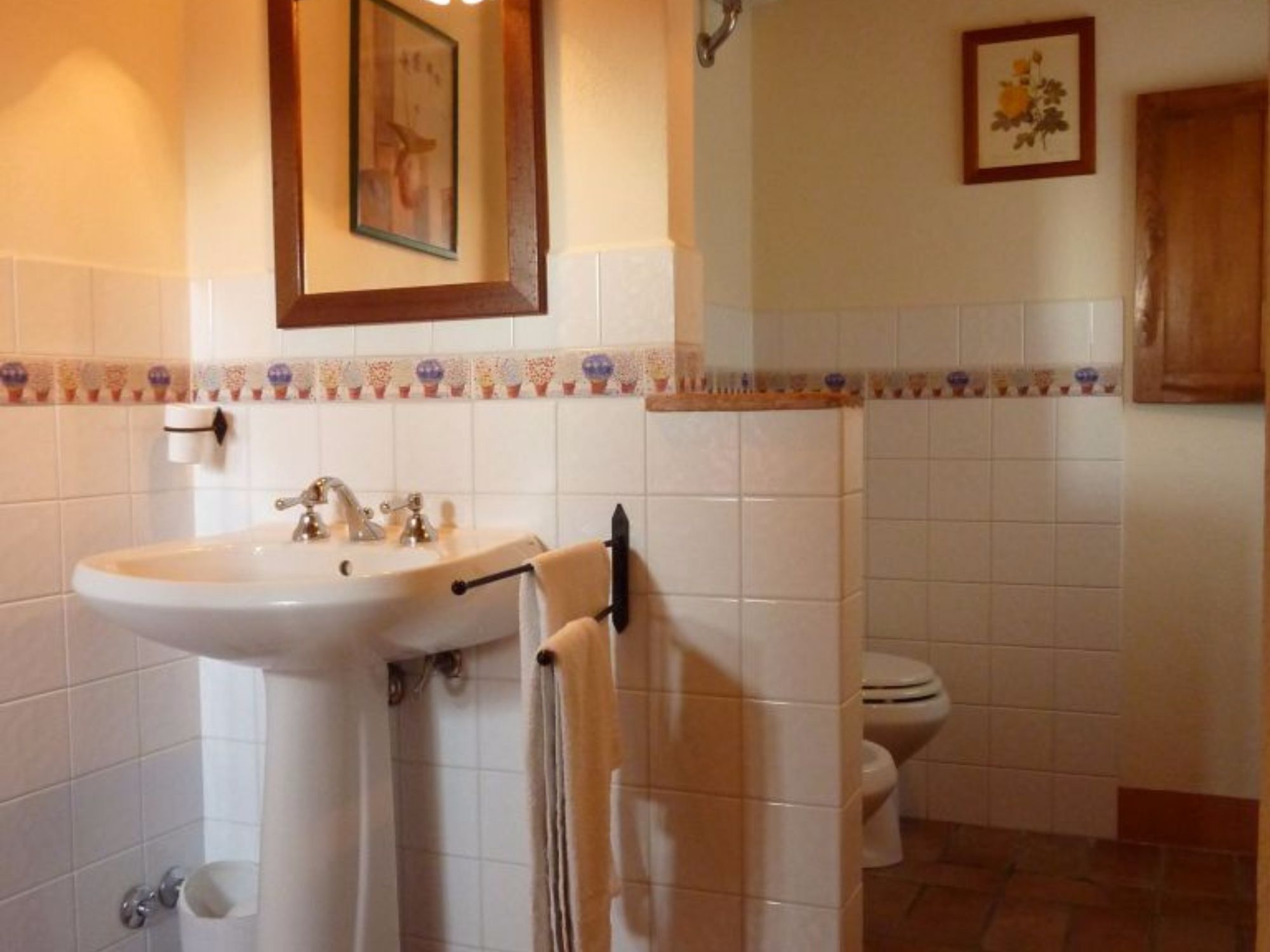 Un bagno con lavandino, WC e doccia.