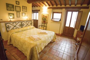 2 dormitorios, escritorio, tabla de planchar con plancha y cuna de viaje