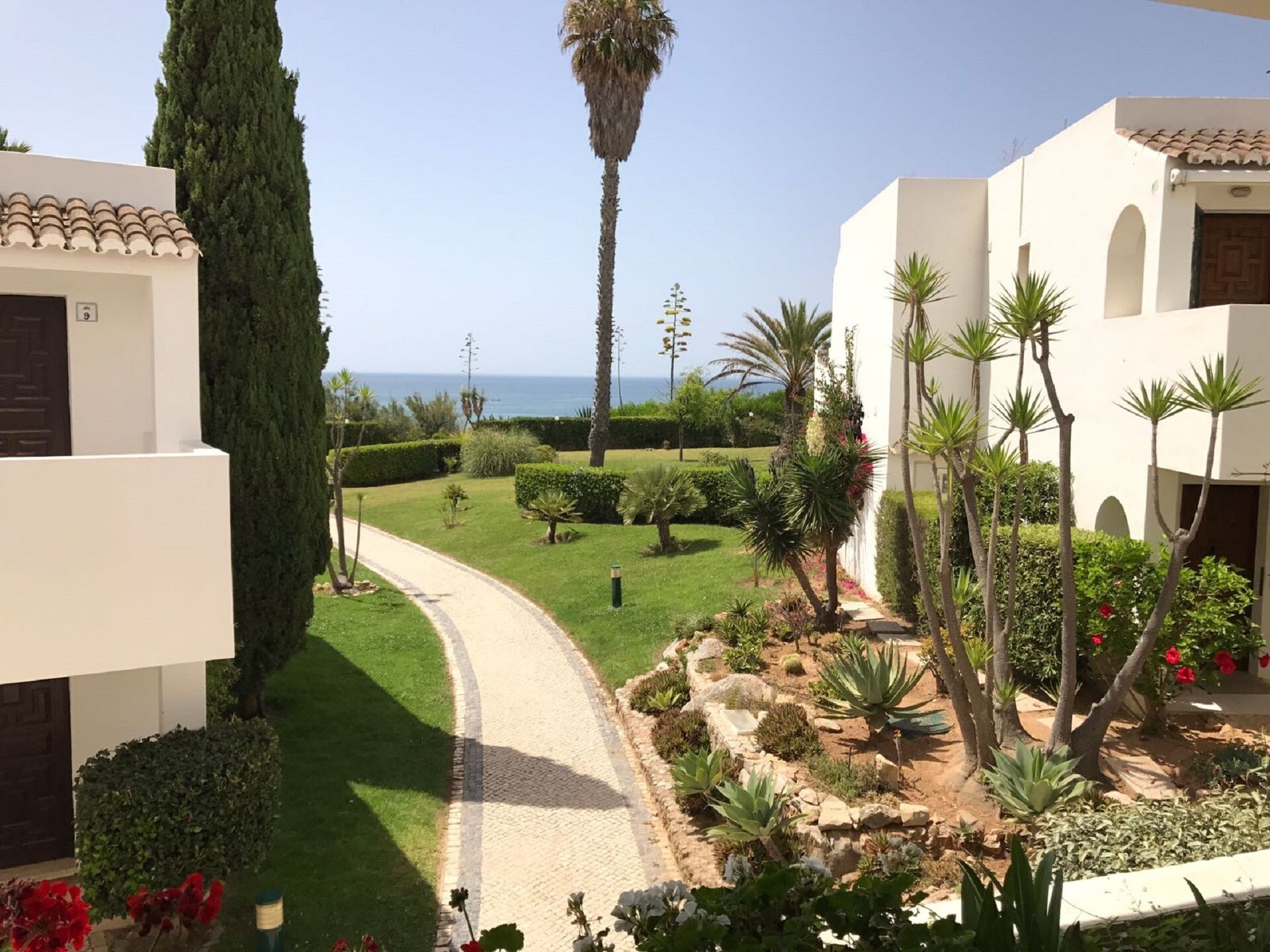 Excellent House by the Sea in Closed Condominium - 12 meters from the Beach!