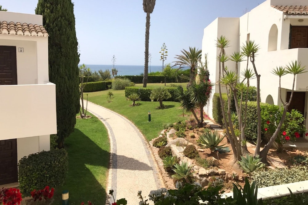 Excellent House by the Sea in Closed Condominium - 12 meters from the Beach!