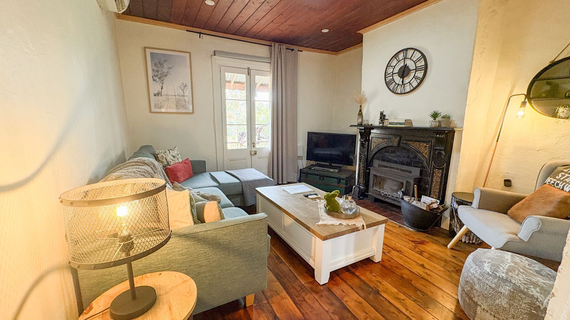 Smart TV, fireplace