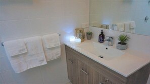 Dusj, hårføner og bidé