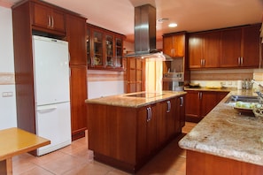 Een koelkast, een magnetron, een oven, een vaatwasser