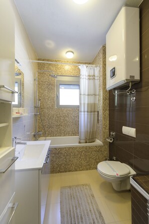 Duschwanne, Haartrockner, Bidet, Handtücher