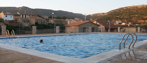 Una piscina al aire libre