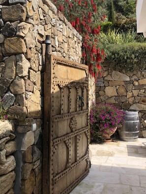 المنطقة المحيطة بالمنشأة